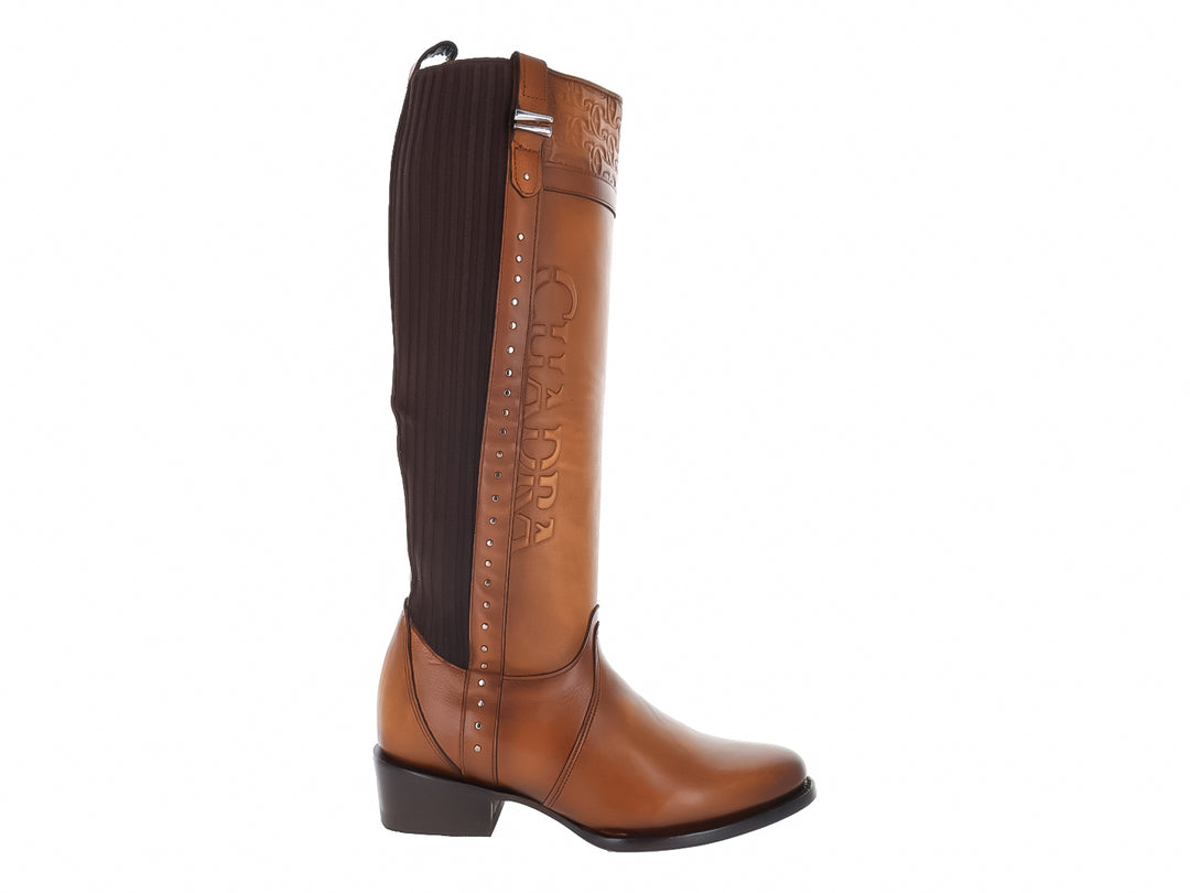 Botas altas de cuero color miel con panel elástico café y detalles metálicos.