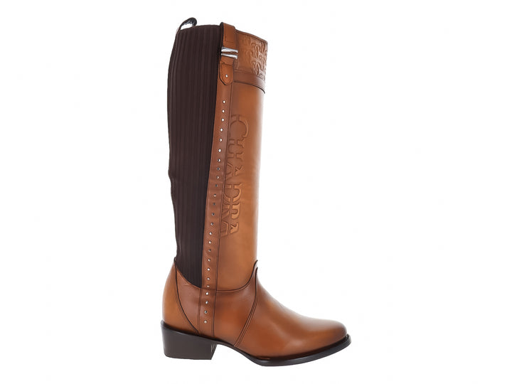 Botas altas de cuero color miel con panel elástico café y detalles metálicos.