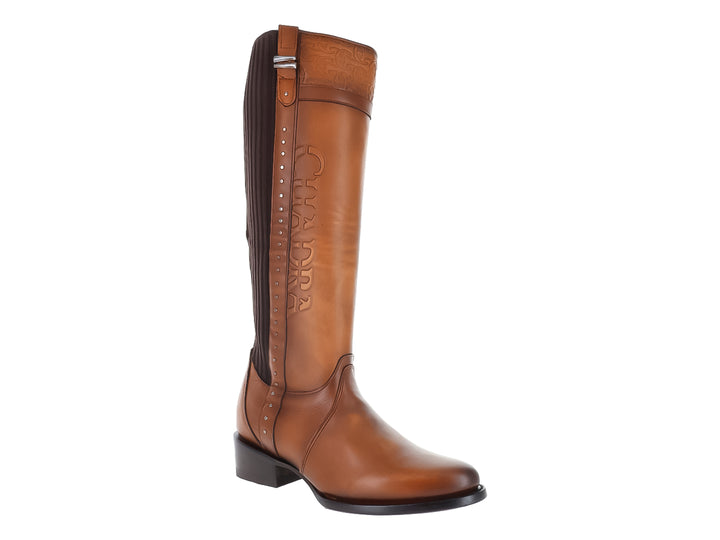 Botas altas de cuero color miel con panel elástico café y detalles metálicos.
