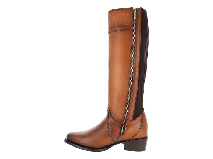 Botas altas de cuero color miel con panel elástico café y detalles metálicos.