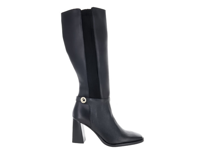 Bota alta de cuero negro con tacón grueso y detalle de anillo dorado en el tobillo.