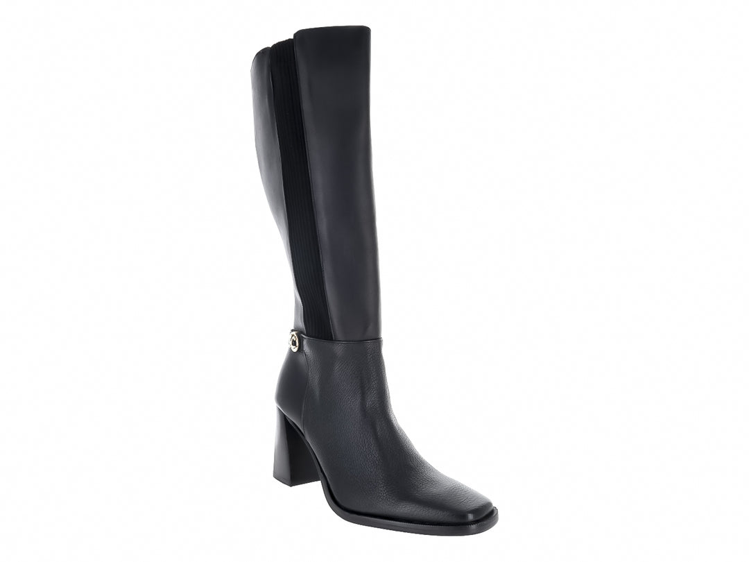 Bota alta de cuero negro con tacón grueso y detalle de anillo dorado en el tobillo.