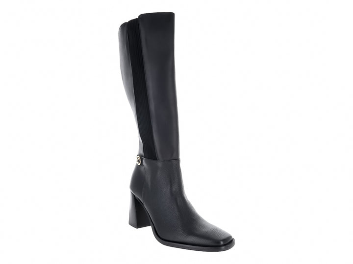 Bota alta de cuero negro con tacón grueso y detalle de anillo dorado en el tobillo.