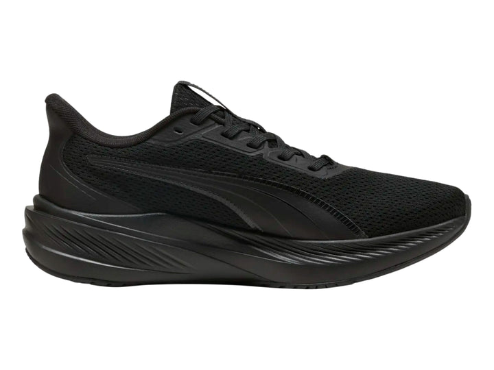 Tenis deportivo PUMA Dasher Lite en color negro total, vista lateral.