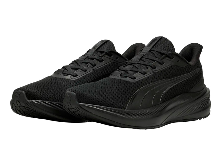 Tenis deportivo PUMA Dasher Lite en color negro total, vista lateral.