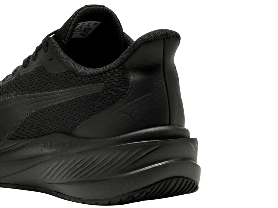 Tenis deportivo PUMA Dasher Lite en color negro total, vista lateral.