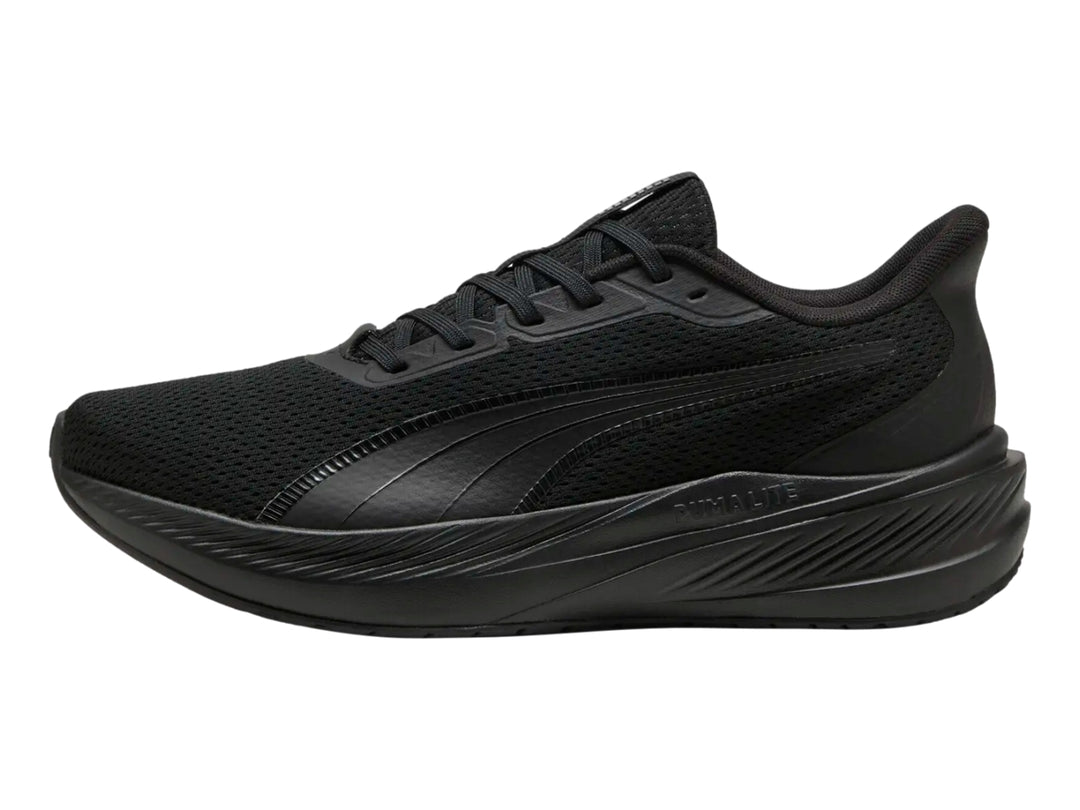 Tenis deportivo PUMA Dasher Lite en color negro total, vista lateral.
