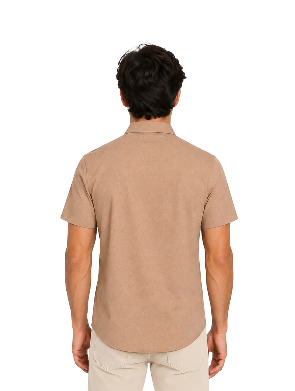 Hombre vistiendo una camisa de manga corta color kaki con botones oscuros.
