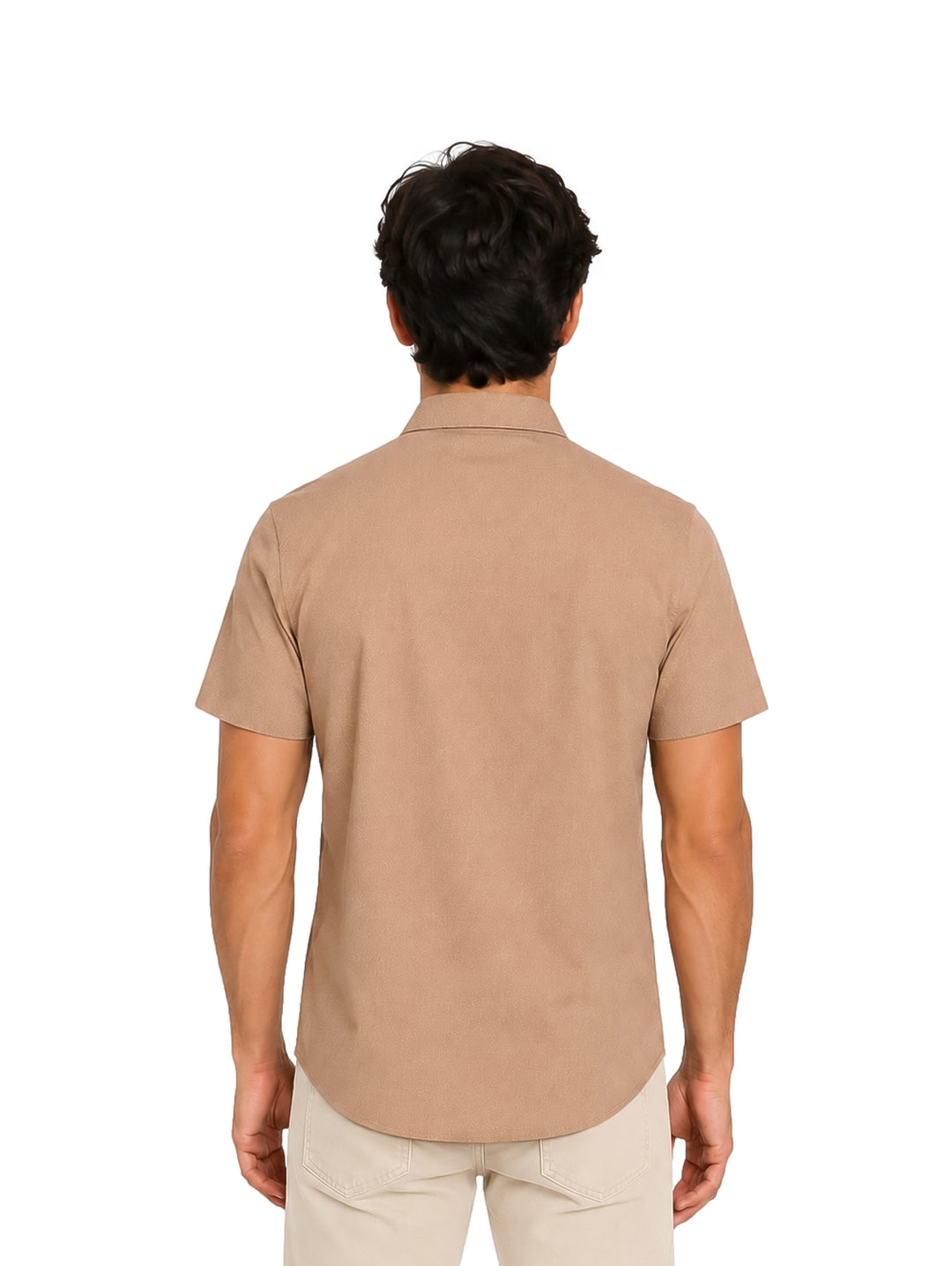 Hombre vistiendo una camisa de manga corta color kaki con botones oscuros.