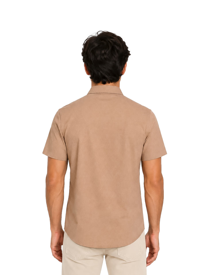 Hombre vistiendo una camisa de manga corta color kaki con botones oscuros.