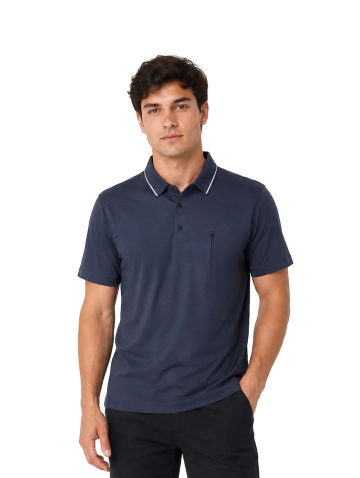 Hombre vistiendo playera polo color marino con detalle blanco en el cuello.