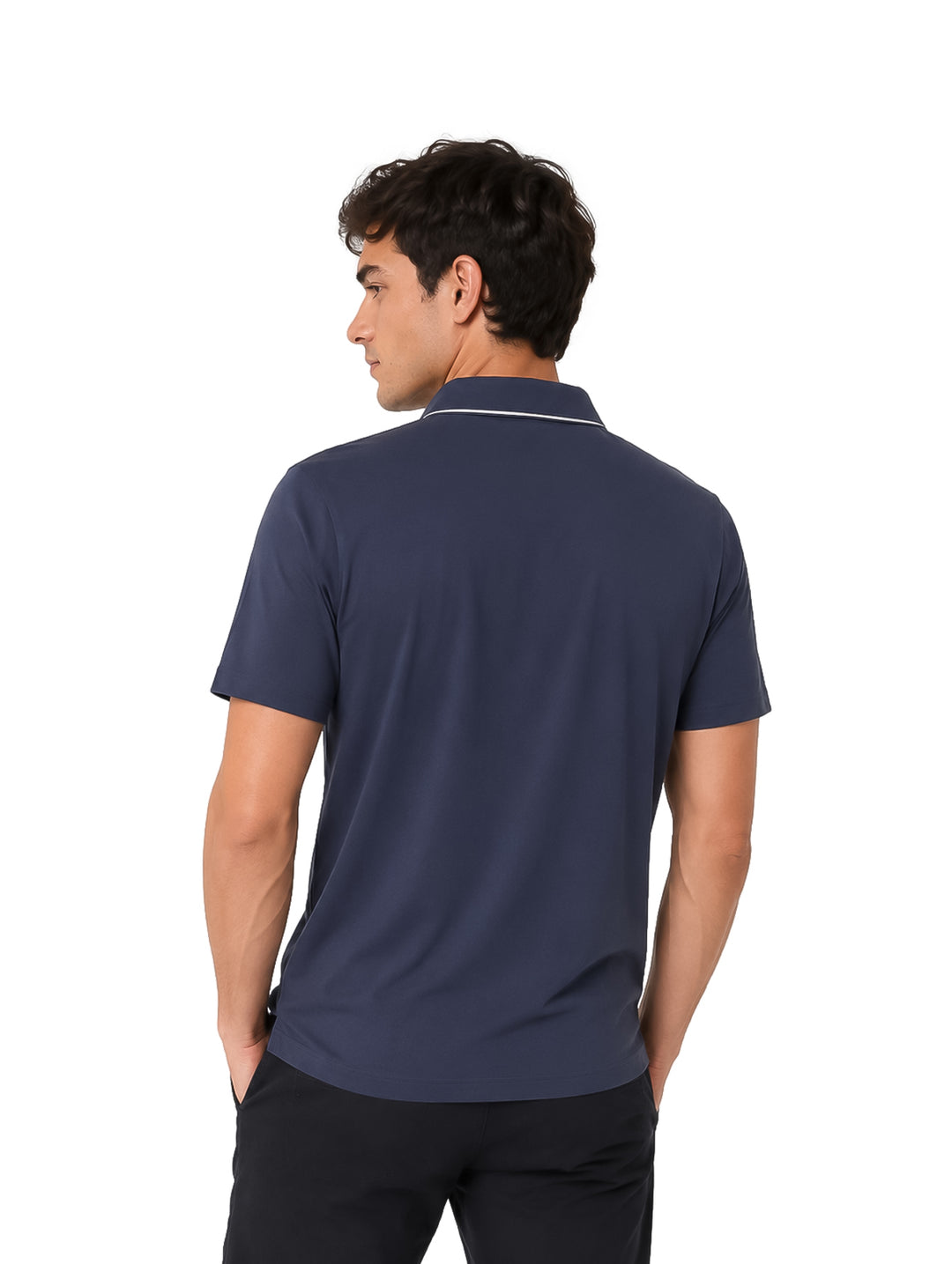 Hombre vistiendo playera polo color marino con detalle blanco en el cuello.
