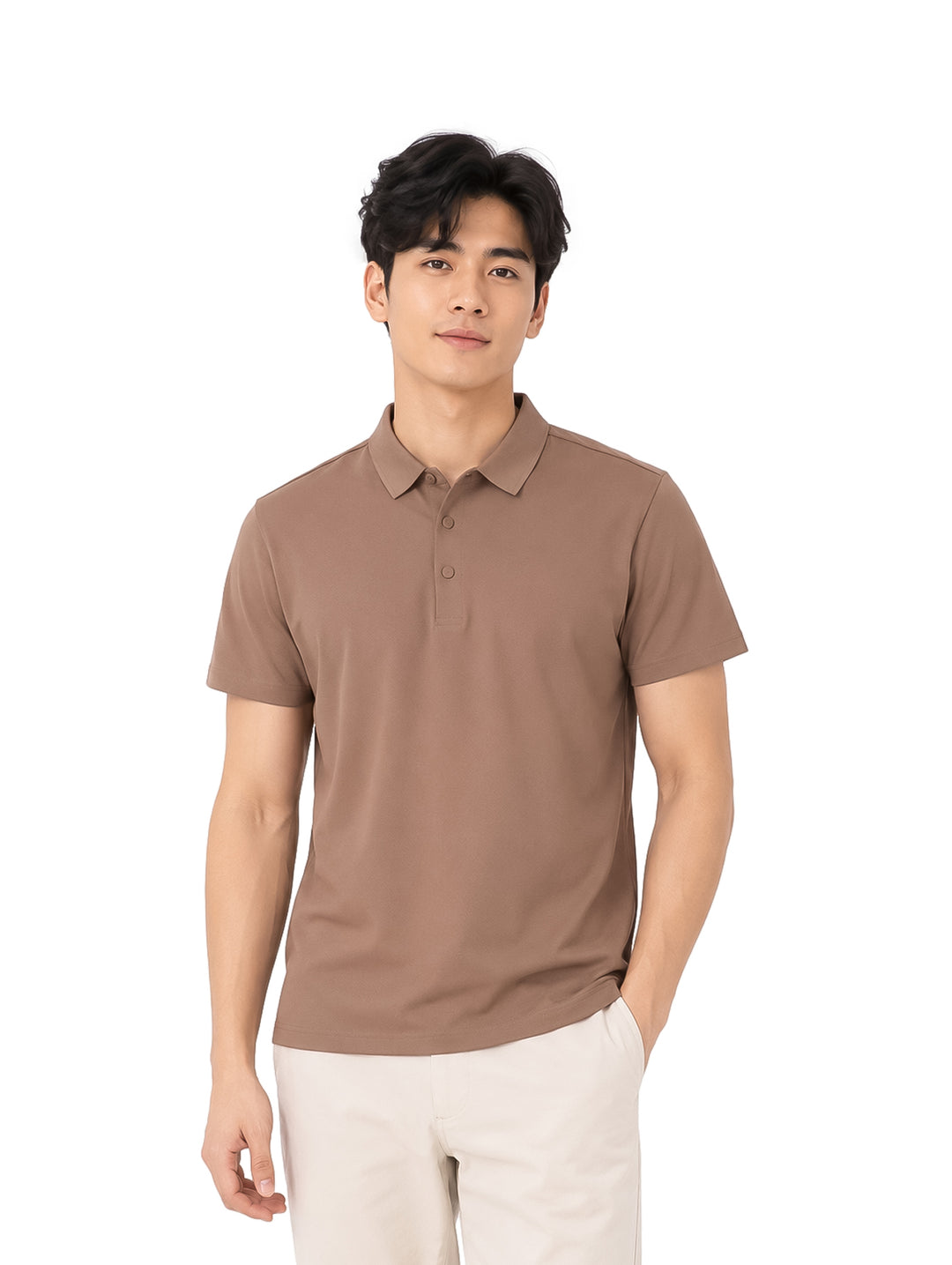 Hombre vistiendo una playera polo de color beige con cuello y botones.
