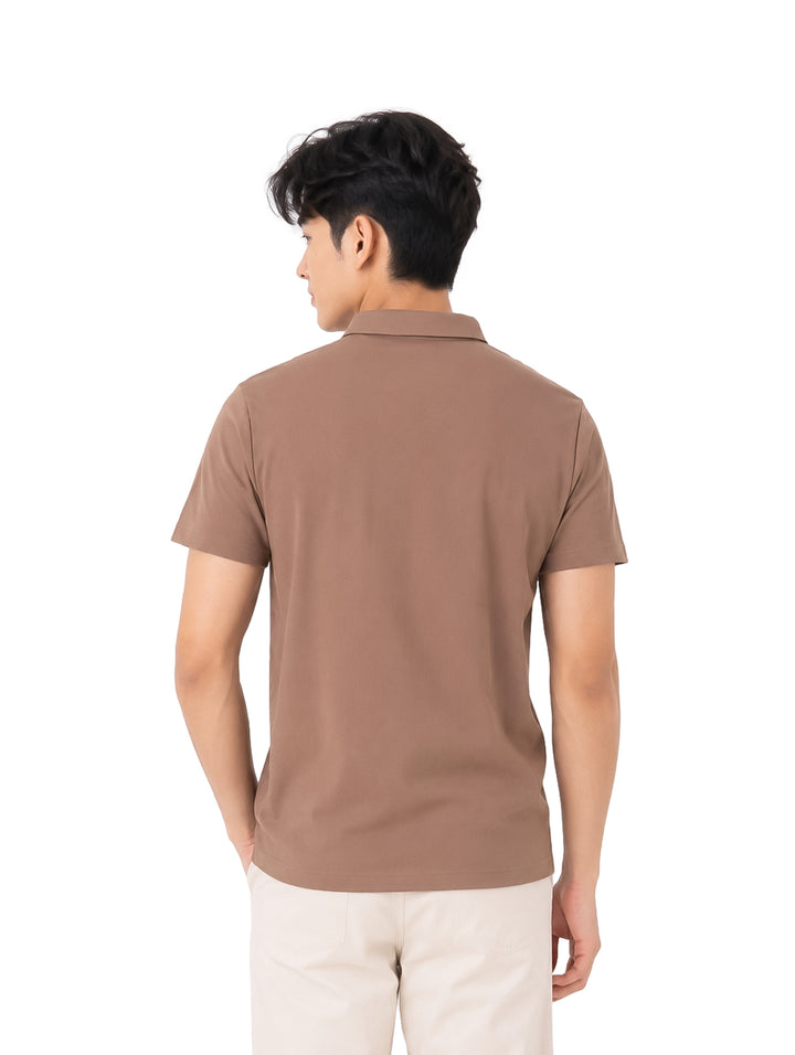 Hombre vistiendo una playera polo de color beige con cuello y botones.