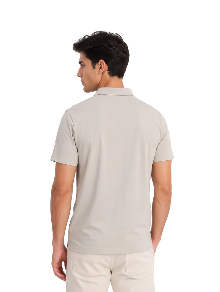 Hombre vistiendo playera polo color arena de manga corta.