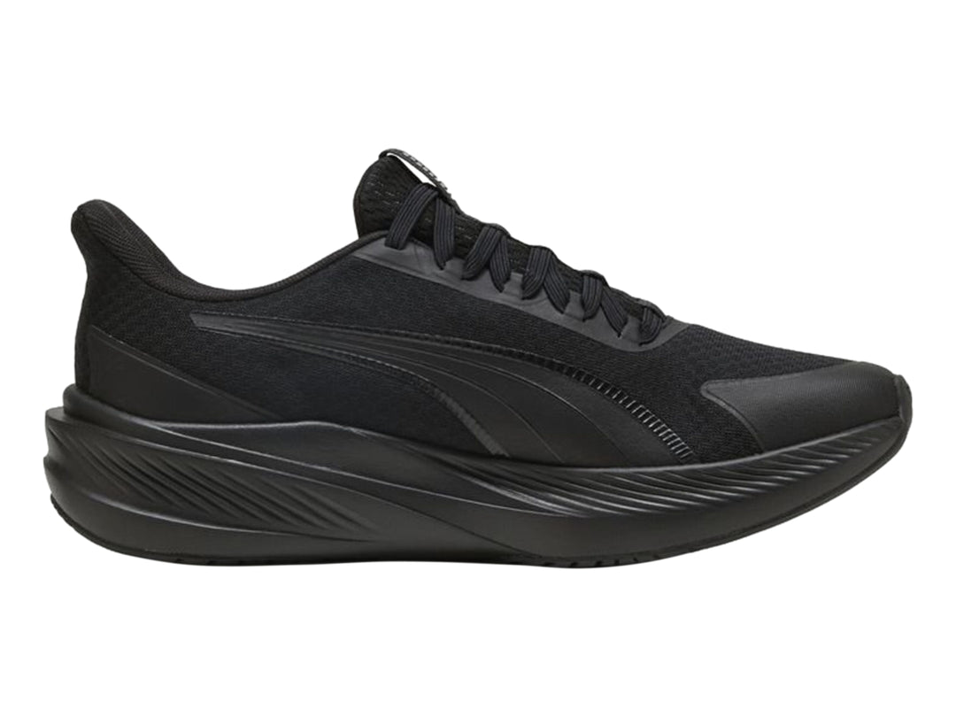 Tenis deportivos PUMA color negro con diseño de malla y suela robusta.