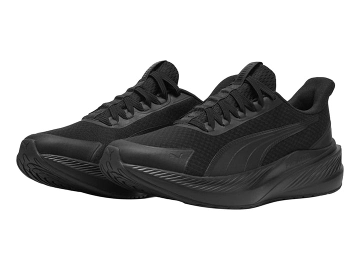 Tenis deportivos PUMA color negro con diseño de malla y suela robusta.