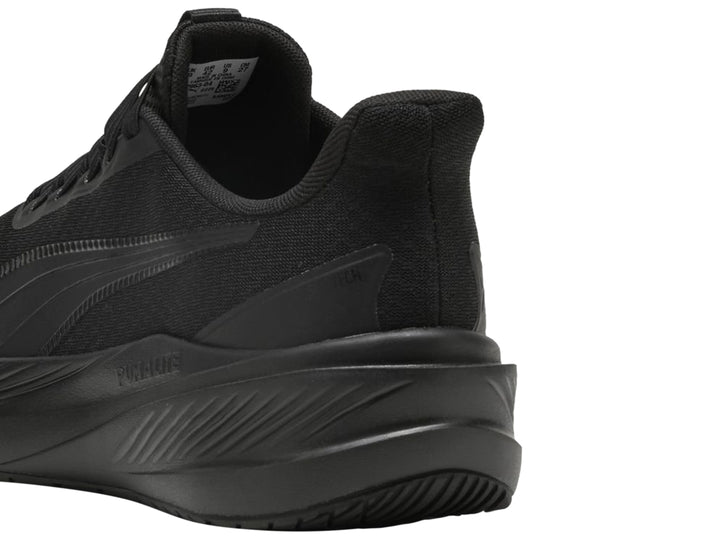 Tenis deportivos PUMA color negro con diseño de malla y suela robusta.