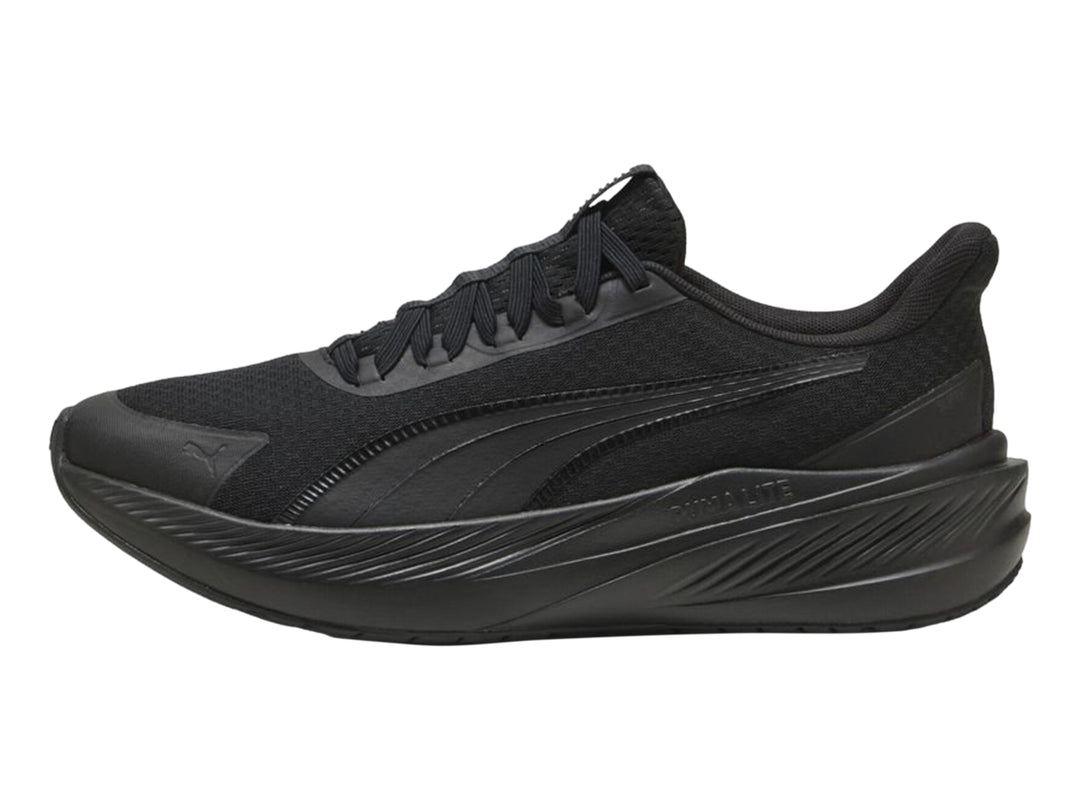 Tenis deportivos PUMA color negro con diseño de malla y suela robusta.