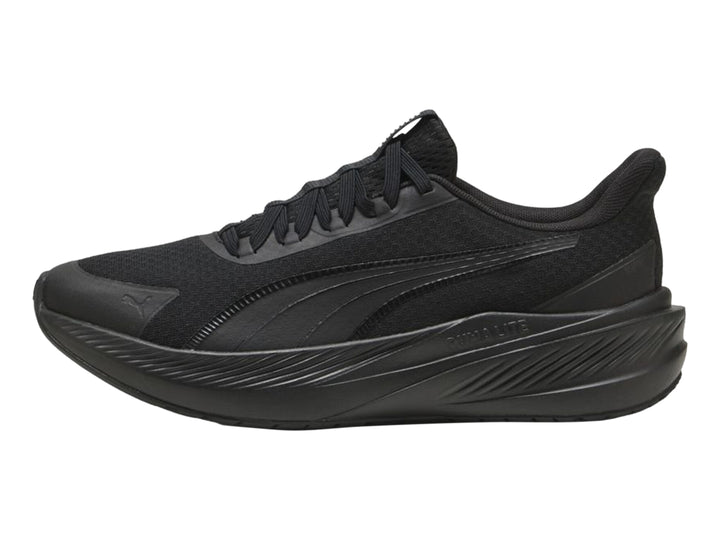 Tenis deportivos PUMA color negro con diseño de malla y suela robusta.