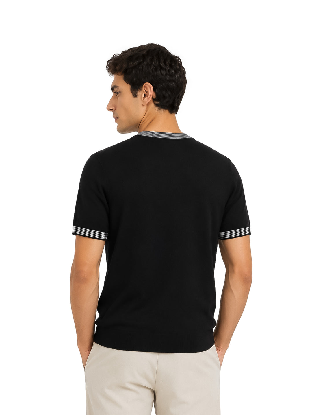 Hombre vistiendo playera tejida color negro con detalles de rayas blancas en cuello y mangas.