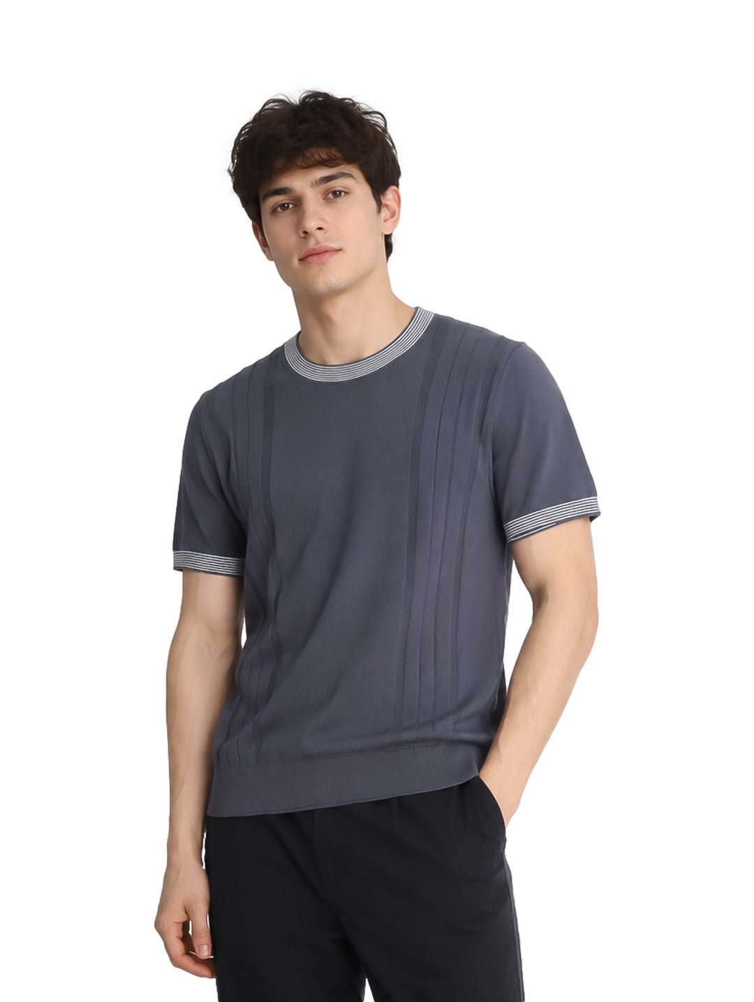 Hombre vistiendo playera tejida color gris con detalles blancos en cuello y mangas.