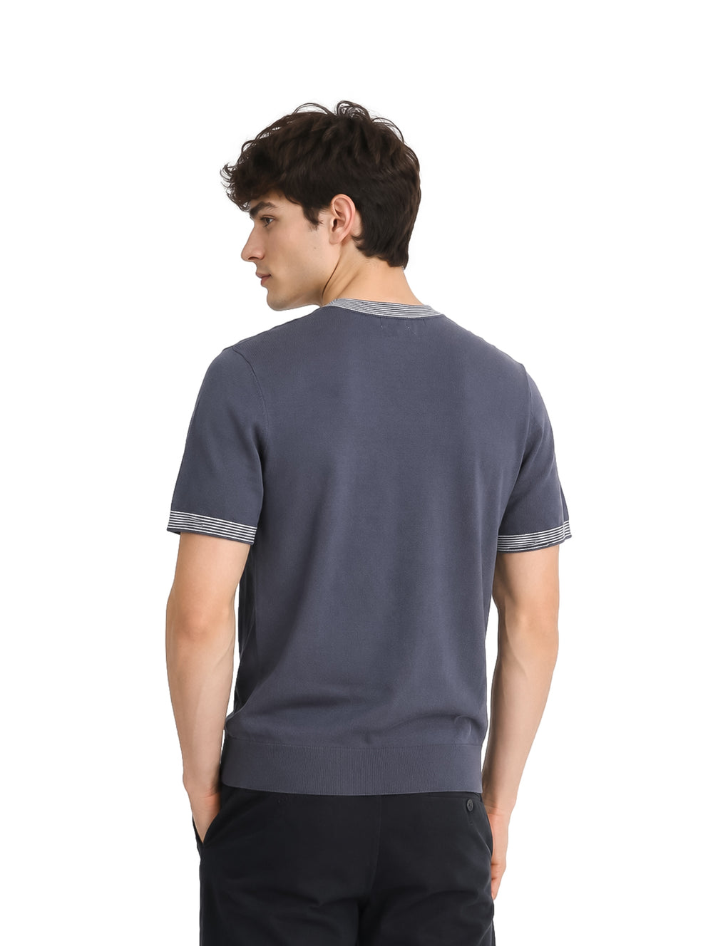 Hombre vistiendo playera tejida color gris con detalles blancos en cuello y mangas.