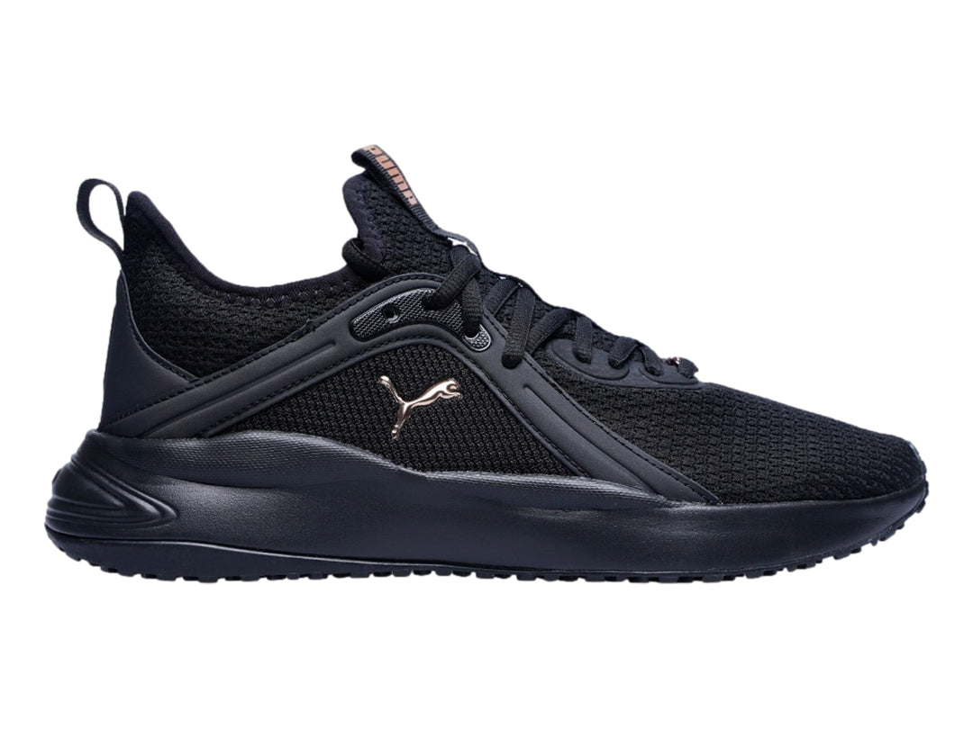Tenis deportivos PUMA color negro con detalles en oro rosa y suela gruesa.