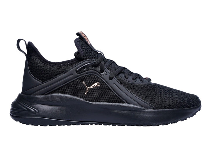Tenis deportivos PUMA color negro con detalles en oro rosa y suela gruesa.
