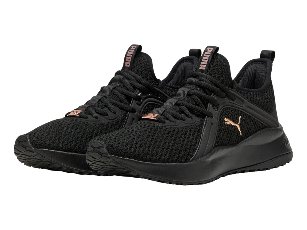 Tenis deportivos PUMA color negro con detalles en oro rosa y suela gruesa.