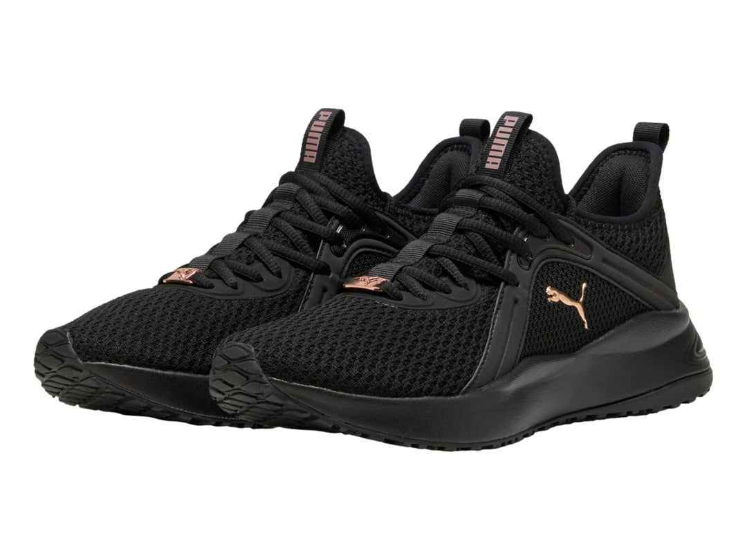 Tenis deportivos PUMA color negro con detalles en oro rosa y suela gruesa.