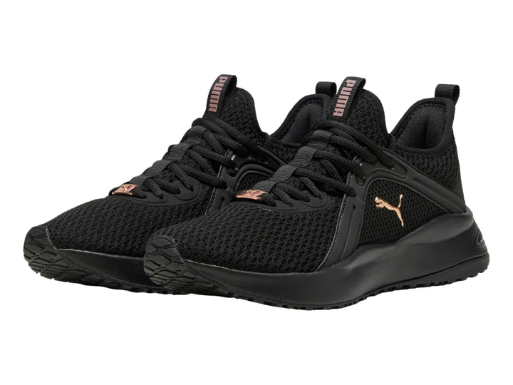 Tenis deportivos PUMA color negro con detalles en oro rosa y suela gruesa.