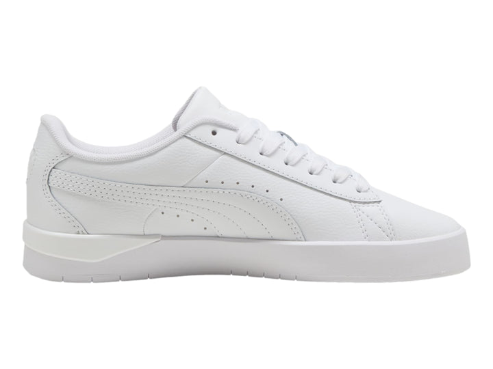 Tenis PUMA Jada Classic en color blanco total con suela plana y agujetas coordinadas.