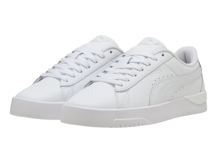 Tenis PUMA Jada Classic en color blanco total con suela plana y agujetas coordinadas.