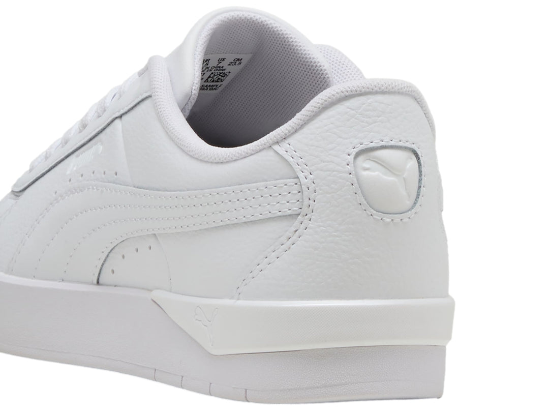 Tenis PUMA Jada Classic en color blanco total con suela plana y agujetas coordinadas.