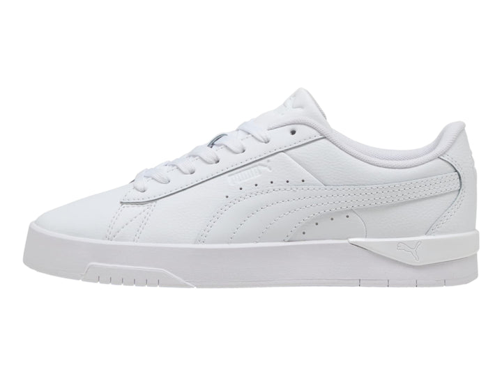 Tenis PUMA Jada Classic en color blanco total con suela plana y agujetas coordinadas.