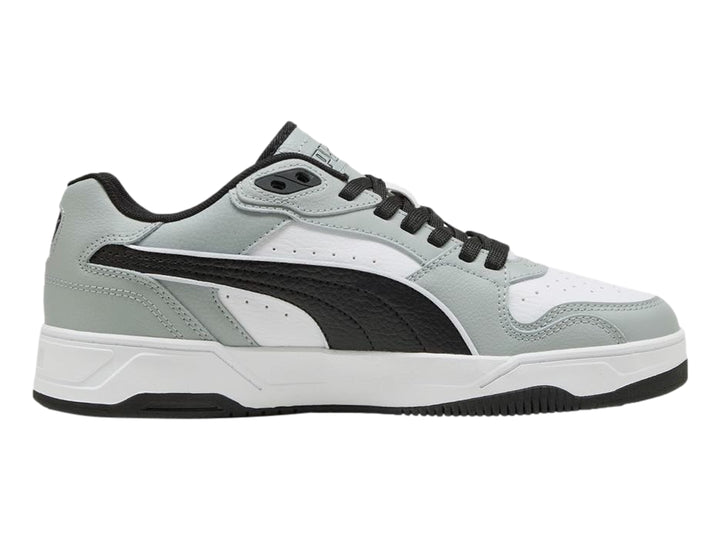 Tenis PUMA RBD Break Low en colores blanco, gris y negro con suela blanca y cordones negros.