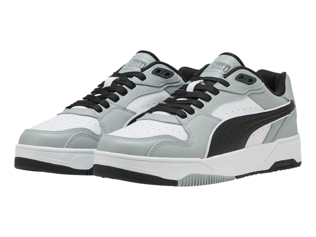 Tenis PUMA RBD Break Low en colores blanco, gris y negro con suela blanca y cordones negros.