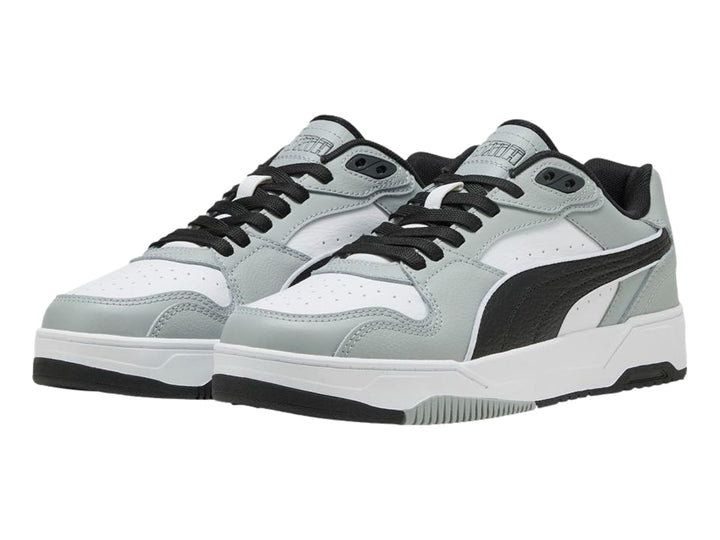 Tenis PUMA RBD Break Low en colores blanco, gris y negro con suela blanca y cordones negros.