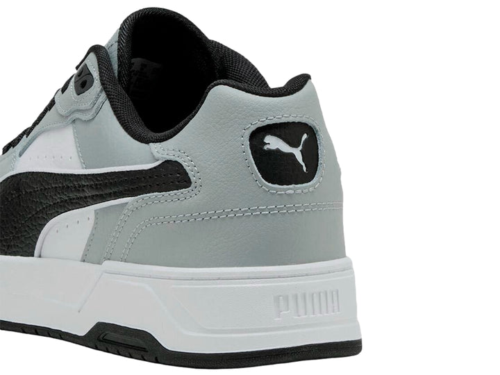 Tenis PUMA RBD Break Low en colores blanco, gris y negro con suela blanca y cordones negros.