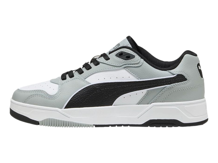 Tenis PUMA RBD Break Low en colores blanco, gris y negro con suela blanca y cordones negros.