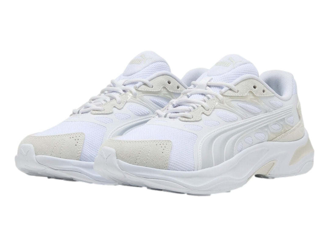 Tenis PUMA Insphere en color blanco y gris con suela robusta y diseño deportivo moderno.