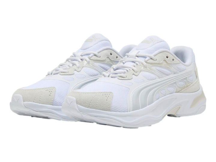 Tenis PUMA Insphere en color blanco y gris con suela robusta y diseño deportivo moderno.
