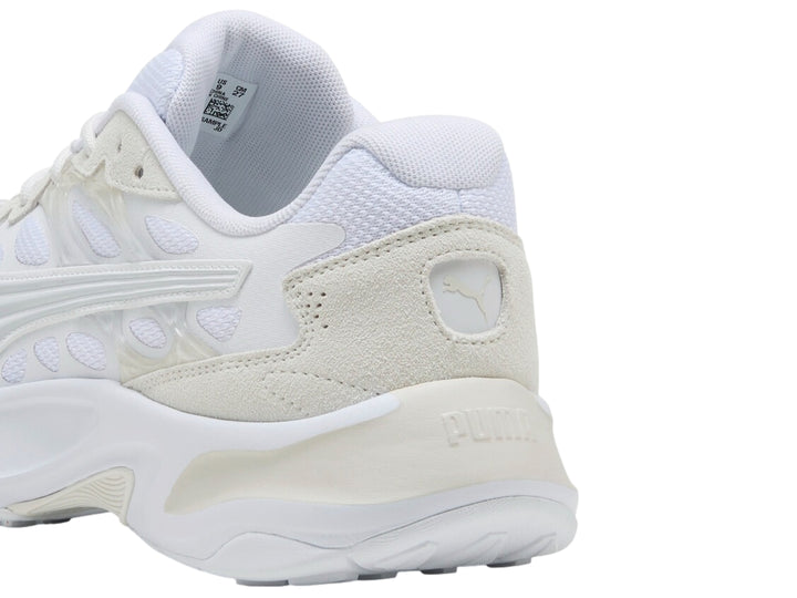 Tenis PUMA Insphere en color blanco y gris con suela robusta y diseño deportivo moderno.