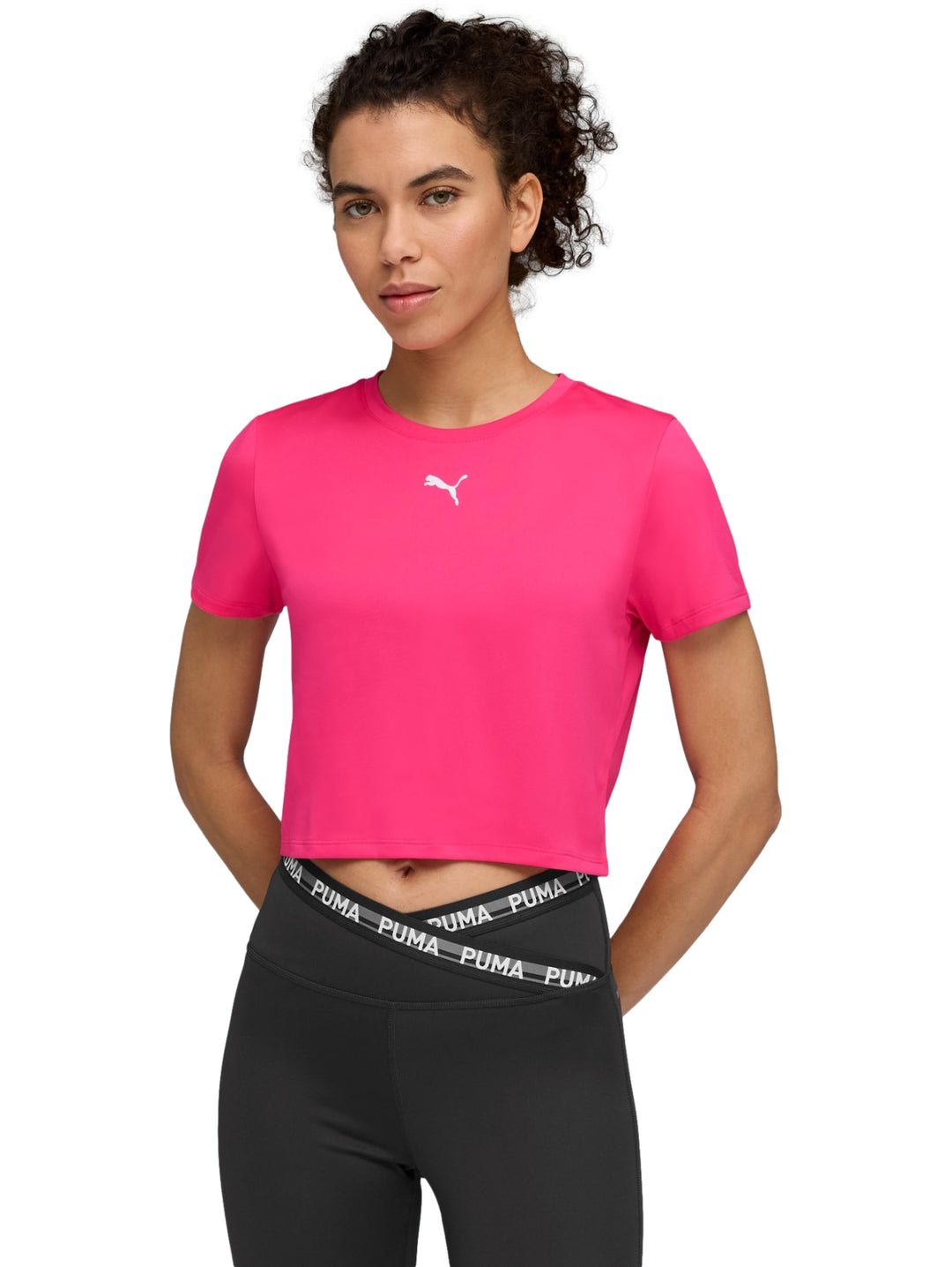 Camiseta corta PUMA de color rosa brillante con logo blanco en el pecho.
