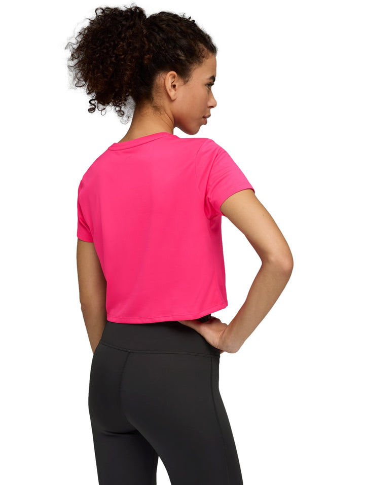 Camiseta corta PUMA de color rosa brillante con logo blanco en el pecho.