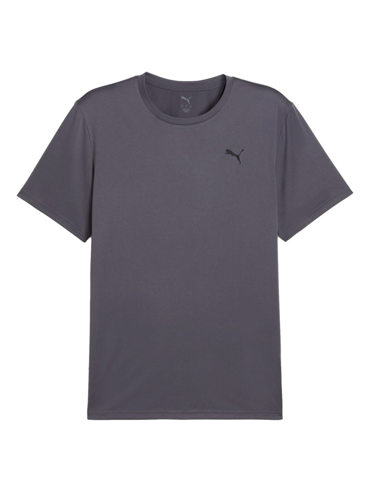 Hombre vistiendo una camiseta deportiva de color gris oscuro de la marca PUMA con cuello redondo y manga corta.