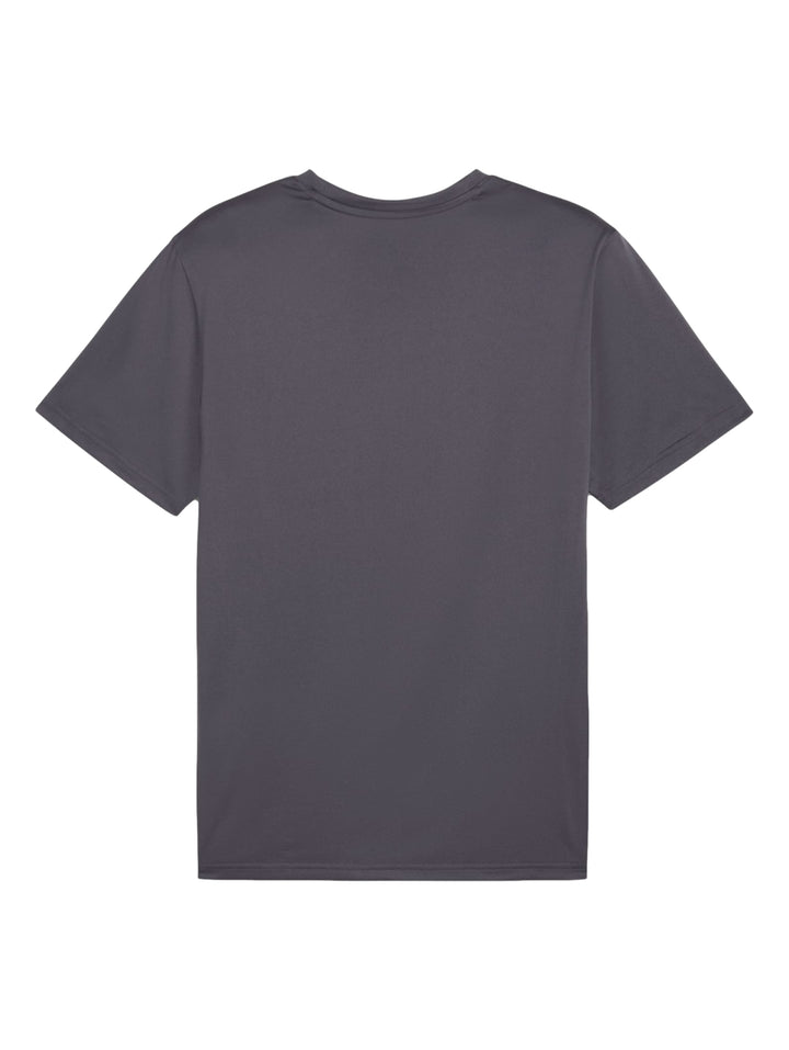 Hombre vistiendo una camiseta deportiva de color gris oscuro de la marca PUMA con cuello redondo y manga corta.