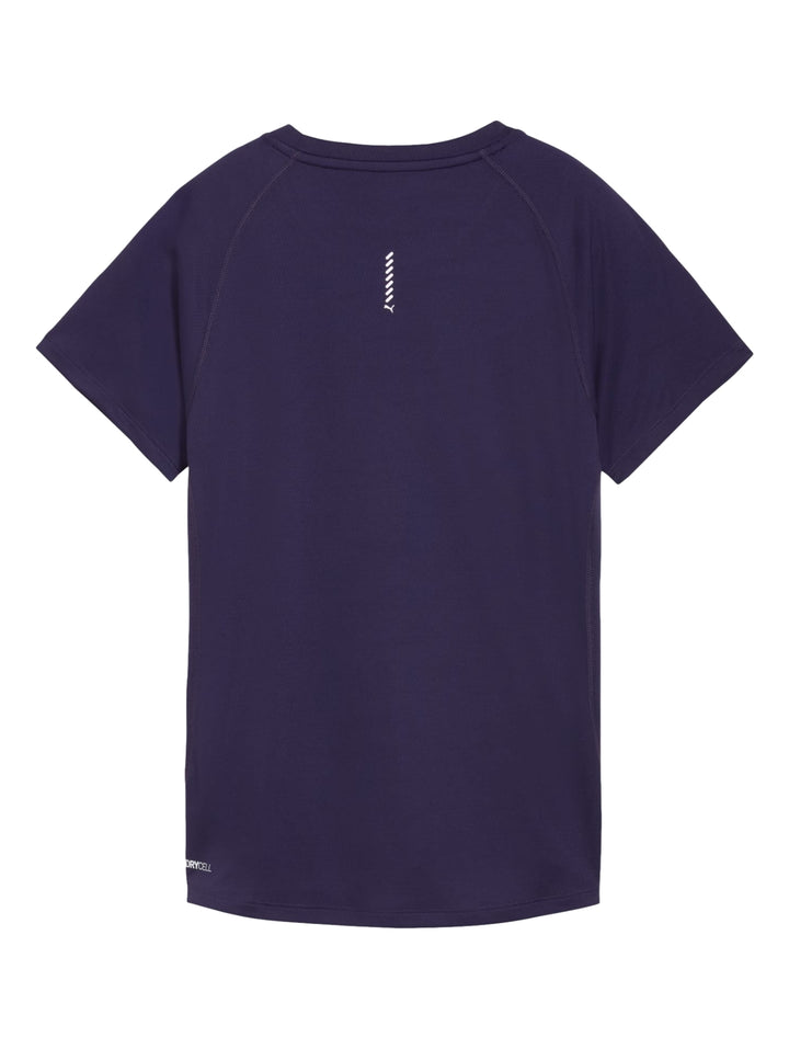 Camiseta deportiva PUMA de color morado oscuro con manga corta y logotipo blanco en el pecho.
