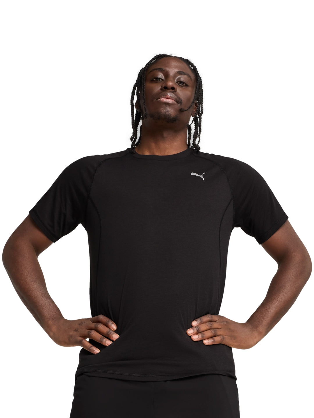 Hombre vistiendo una camiseta deportiva PUMA de color negro con manga corta.